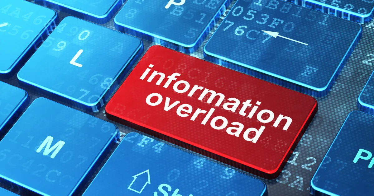 キーボード上の「information overload（情報過多）」と書かれた赤いキー