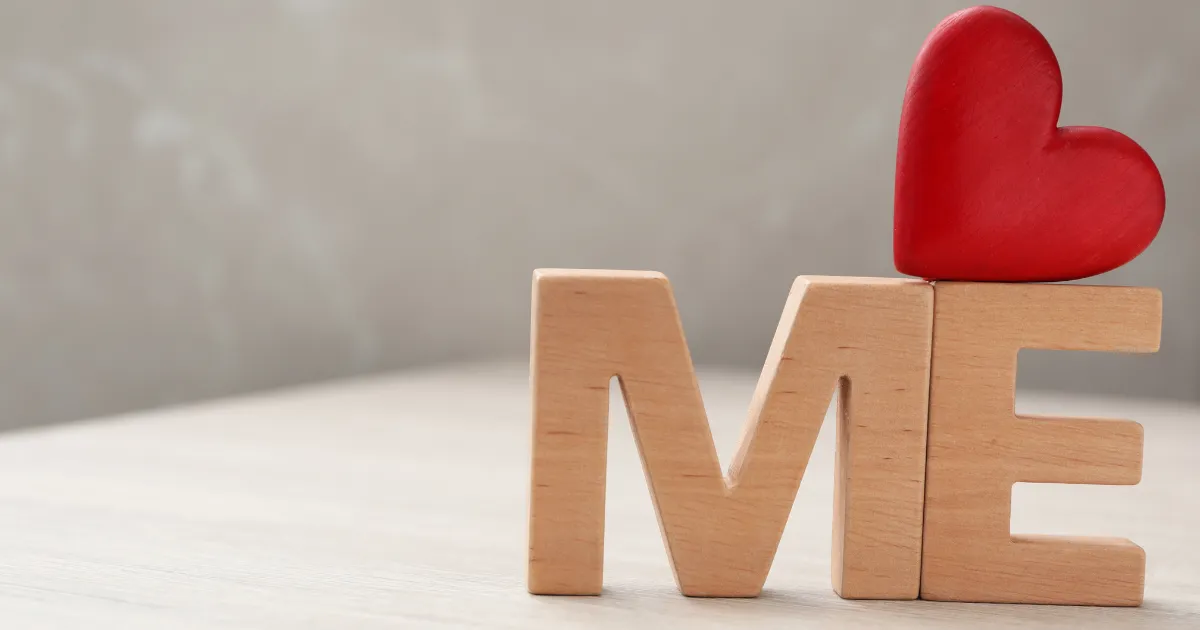 木製のアルファベット「ME」と赤いハートのオブジェ