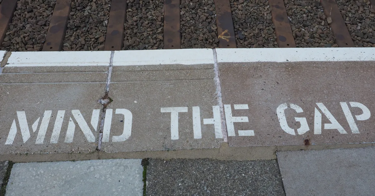 駅のホームに書かれた「MIND THE GAP」の注意表示
