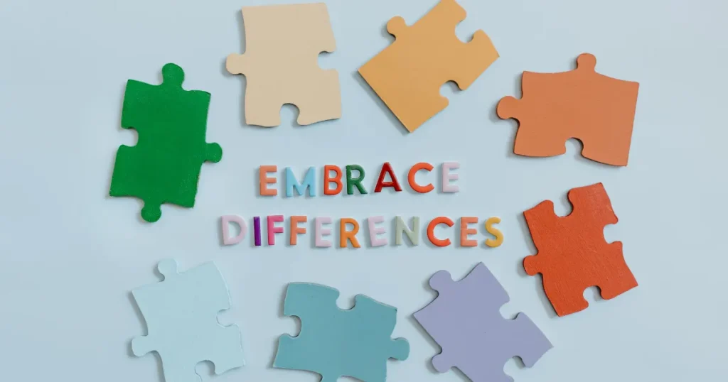 色とりどりのパズルと「EMBRACE DIFFERENCES」の文字。多様性・価値観の違いを示すイメージ。