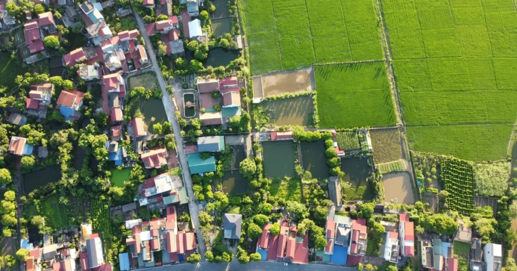 田園と住宅が隣接する地域の空撮写真。昔ながらのつながりを感じさせる風景。
