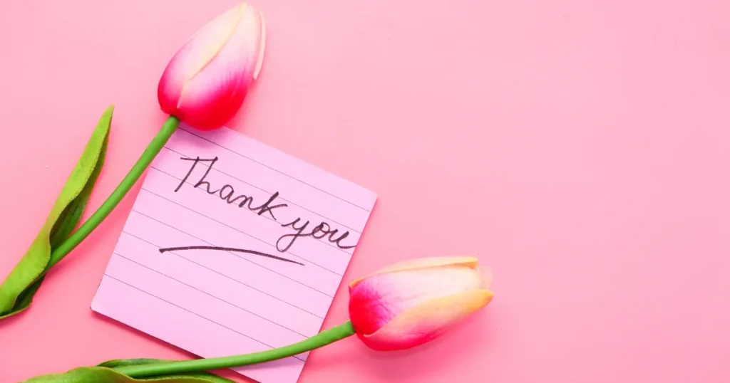 ピンクの背景にチューリップと「Thank you」のメモ