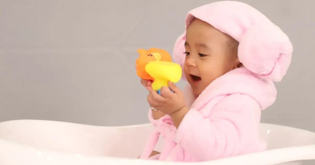 お風呂でおもちゃに夢中な赤ちゃんの様子