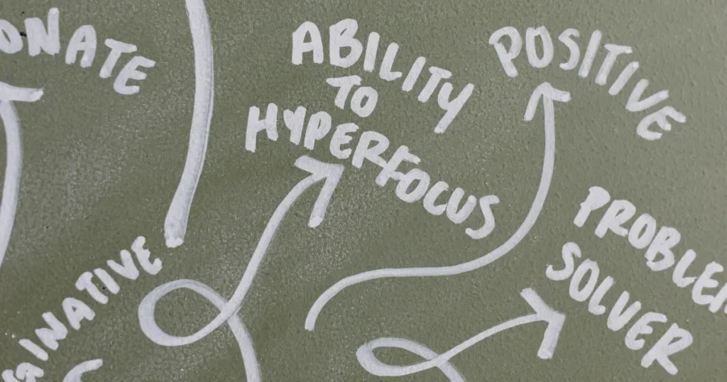 黒板に書かれた「ABILITY TO HYPERFOCUS」などの言葉と矢印の図